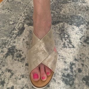Corso Como Bilanka Criss Cross pale gold wedge sandal Sz 9